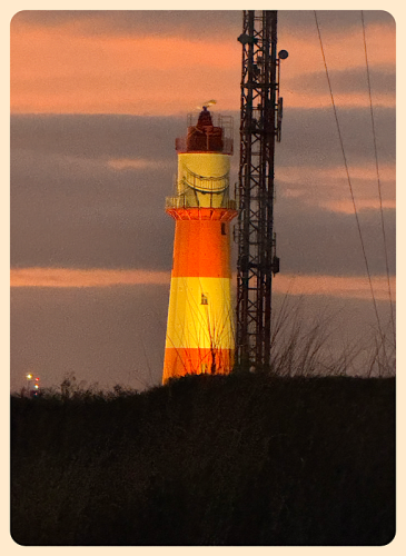 Elektrischer Leuchtturm im Abendlicht